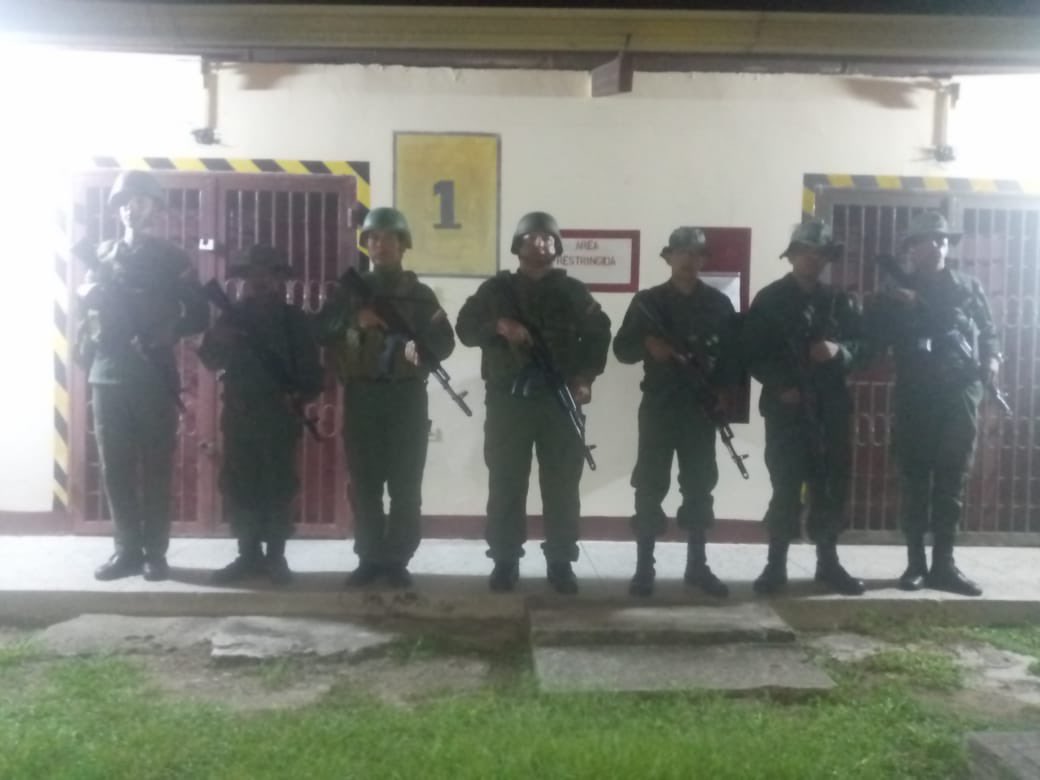 #FANB y OSC guardianes insomnes de la honra e independencia de la patria en función del pueblo, siempre atentos, siempre desplegados ! 
Para nosotros la patria es primero !

#IntegrarEsVencer