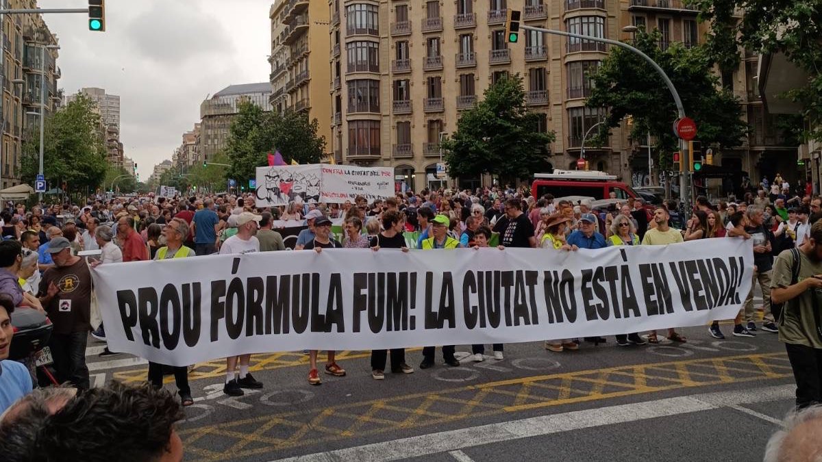 Arran_jovent's tweet photo. A nosaltres no ens deixen entrar els nostres cotxes a Barcelona i als rics els hi regalen tot el Passeig de Gràcia per el seu oci elitista. #BatallemBarcelona #ForaFormulaFum 💥 https://t.co/6lR7RSeBCo