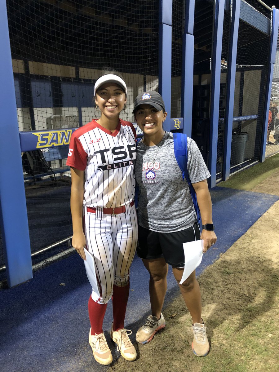 Thank you <a href="/SanJacSoftball/">San Jacinto College Softball</a> for hosting a great camp! Had fun getting in reps and feedback from 
<a href="/HCUSoftball/">HCU Softball</a> @ShellieLandry <a href="/BearkatsSB/">Sam Houston Softball</a> !!