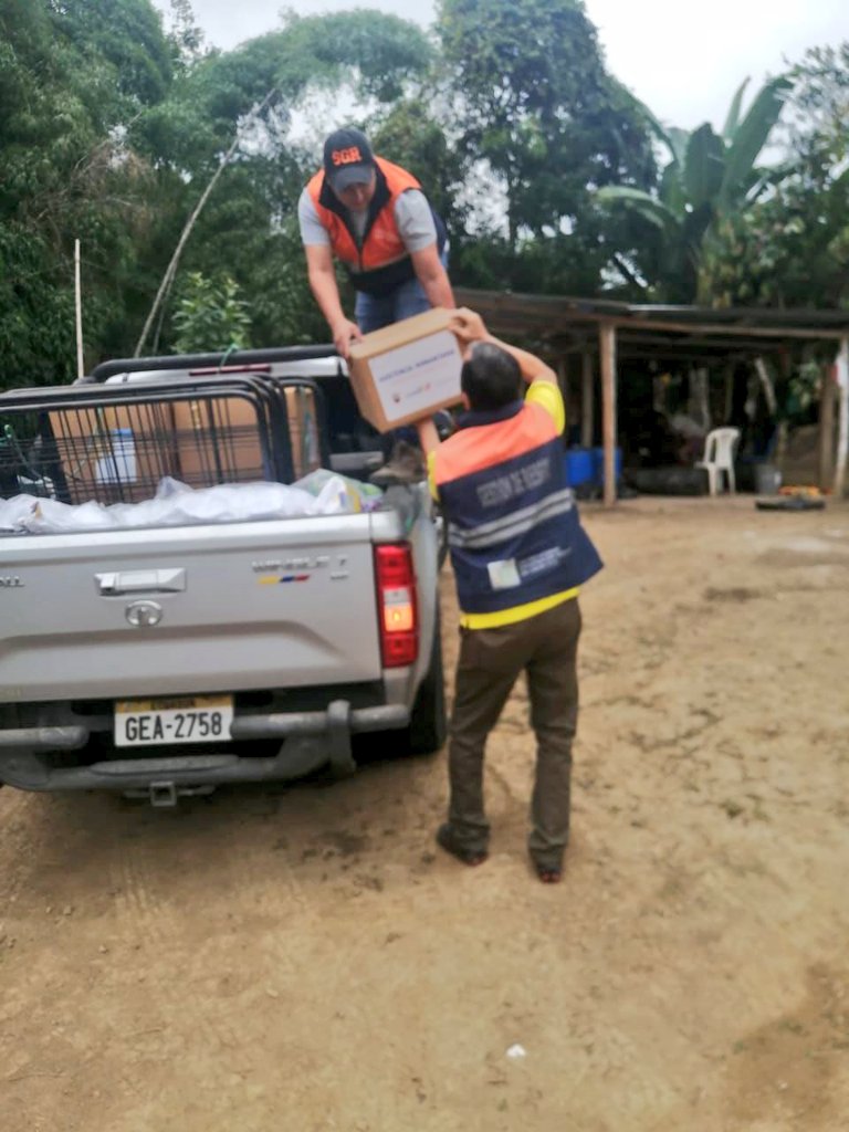 Riesgos_Ec's tweet photo. #Respuesta 🦺
📍#Manabí 
Realizamos entrega de asistencia humanitaria a 4 familias que fueron  afectadas por incendio estructural en las parroquias de Convento y Canuto en #Chone en coordinación con el GAD Municipal de Chone, GAD Parroquial y Tenencia Política #EcuadorResiliente https://t.co/VPngA1VHEG