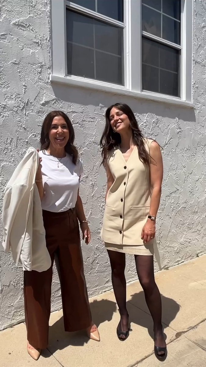 mbenoistbr's tweet photo. πΈ Melissa Benoist e Kara Mayer Robinson para o #ReallyFamous Podcast. https://t.co/hCWyQasPRq