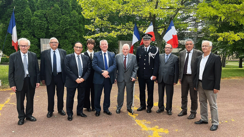 LabContinuum's tweet photo. Fierté pour le Continuum Lab et ses membres fondateurs l'AHFPN, l'#AACRMI et l'@acpnsi d'avoir offert aux élèves commissaires des 74e et 75e promotions de l'ENSP les livres de Michel Klein (« Et que fait la police ? ») et Fernand Gontier (« La face cachée de l’immigration »). 1/2 https://t.co/D05U4E9VOP