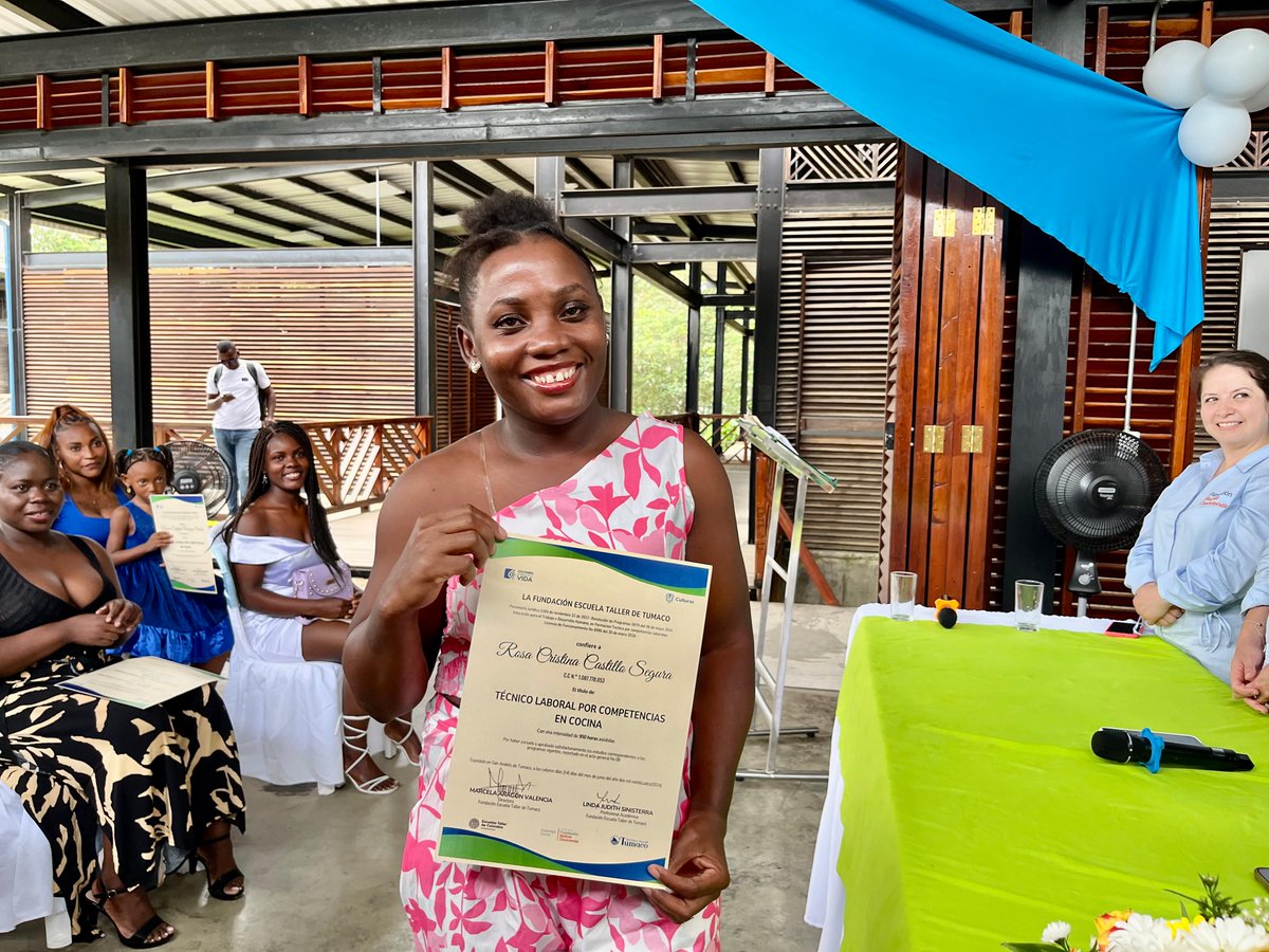 Escuela Taller de Tumaco celebra y se enorgullece de Rosa Cristina Castillo Segura. Una fiel colaboradora que tras 7 años de aportar con su esfuerzo en oficio varios, ha logrado obtener título de Técnico Laboral en Cocina con énfasis en cocina tradicional. #SomosHerramientaDePaz