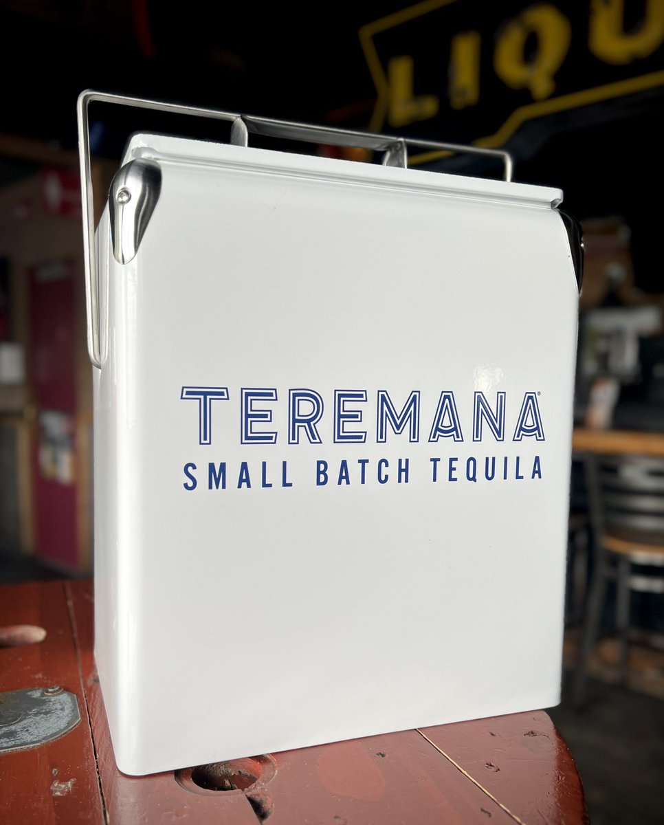 UpstairsPub_IU's tweet photo. Bloomington's BEST bar night is back!!

Music Video Bingo (MVB) returns to the patio at Upstairs at 9pm (QR Codes at 8:30) with @Teremana as our Grand Prize sponsor; they've brought us this sweet, vintage, 50's era cooler !!

See ya tonight ! https://t.co/KOxdikSa1i