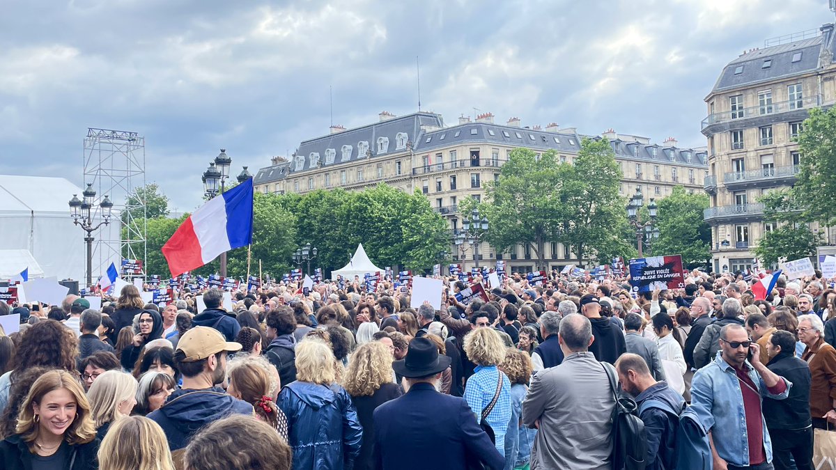 En direct du rassemblement contre l’antisémitisme dénonçant le viol d’une jeune fille à Courbevoie parce que juive. Contrairement aux manifs de l’extrême-gauche insoumise : aucun message de haine, pas de vandalisme et uniquement le drapeau français à perte de vue. C’est ça la