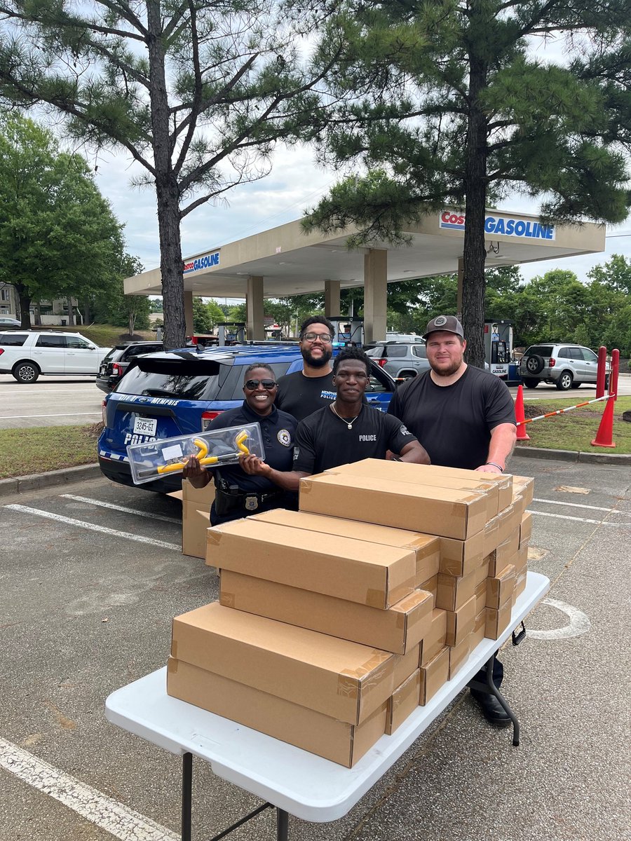 MEM_PoliceDept's tweet photo. Officers from Appling Farms Station continued their partnership with local businesses and apartment communities. Today, they were at Costco and gave away over 200 steering wheel locks.
#MemphisPoliceDepartment #901BacktheBlue #MPD #CommunityRelations #SupportMPD #BestInBlue #AFS https://t.co/2Q3oxIg5fw
