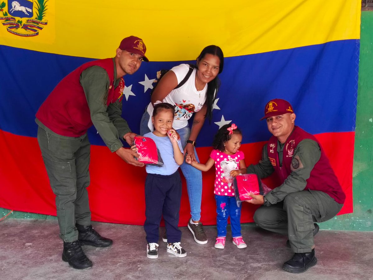 cdcectraheroica's tweet photo. Gracias a nuestro pdte @NicolasMaduro Hoy se Entregó Kit de uniformes por parte de la responsable Política Odalis Montero y Yanet Zambrano, en compañía de la GN y PB en el CEIN Yajaira de Gonzalez, Simoncito Mi Jardin y La Paz. @_LaAvanzadora @CDCECaracas https://t.co/a8O5LEazWB