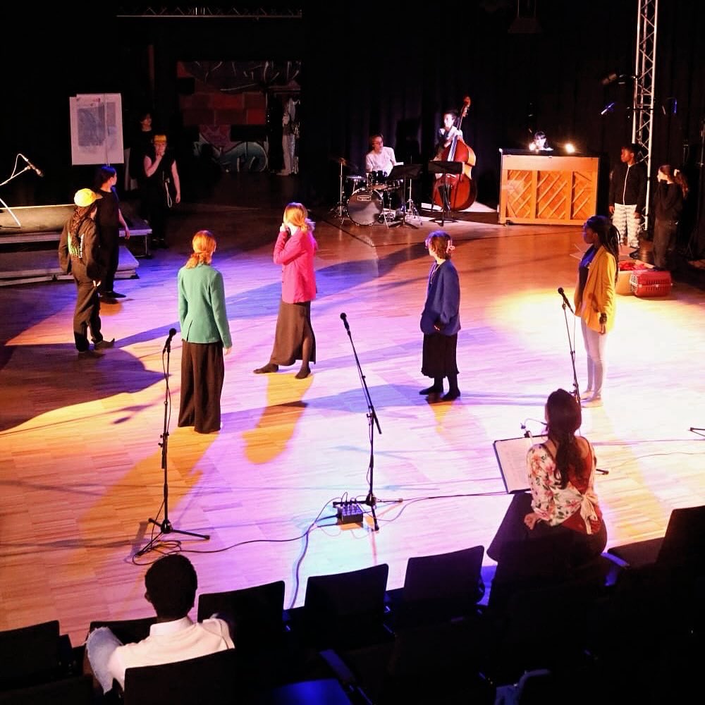 CollegeMakeba's tweet image. Hier, toutes les classes de cham ont présenté « Dancing Palace », pour les autres élèves et les parents, une superproduction en collaboration avec le Conservatoire de Lille. Le spectacle, drôle et enlevé, a mis en avant les qualités artistiques des élèves !
#EAC #EMCC #CHAM