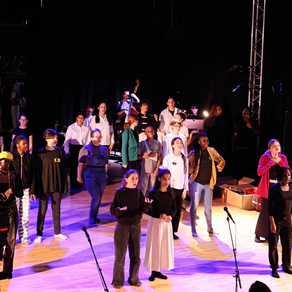 CollegeMakeba's tweet image. Hier, toutes les classes de cham ont présenté « Dancing Palace », pour les autres élèves et les parents, une superproduction en collaboration avec le Conservatoire de Lille. Le spectacle, drôle et enlevé, a mis en avant les qualités artistiques des élèves !
#EAC #EMCC #CHAM