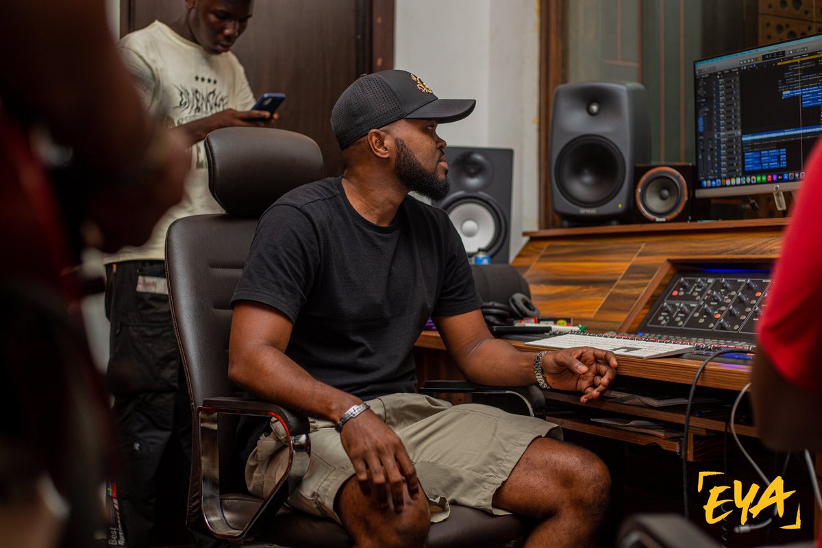 EyaCenter's tweet photo. Séance studio avec Kohndo, rappeur d’origine béninoise avec 30 ans de carrière.
——
#eyacenter #eyastudio #rap229 https://t.co/toIOpyrKal