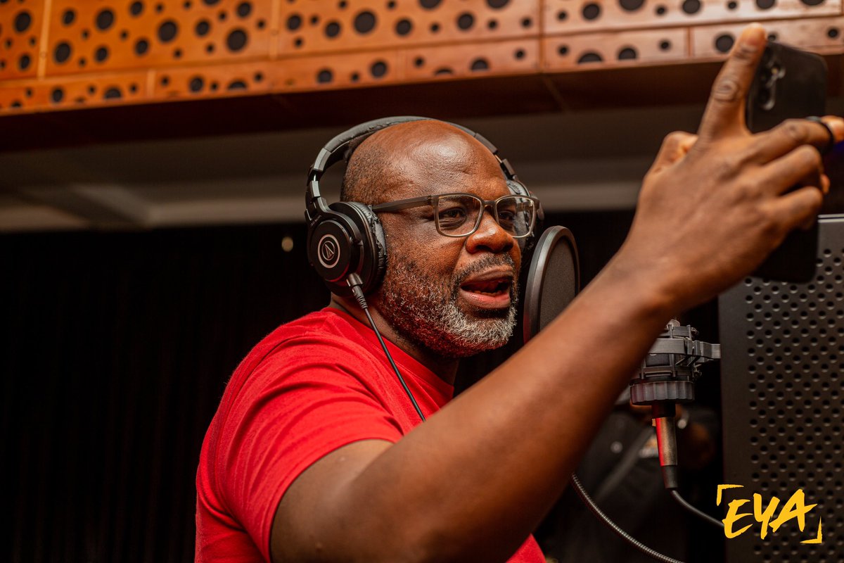 EyaCenter's tweet photo. Séance studio avec Kohndo, rappeur d’origine béninoise avec 30 ans de carrière.
——
#eyacenter #eyastudio #rap229 https://t.co/toIOpyrKal