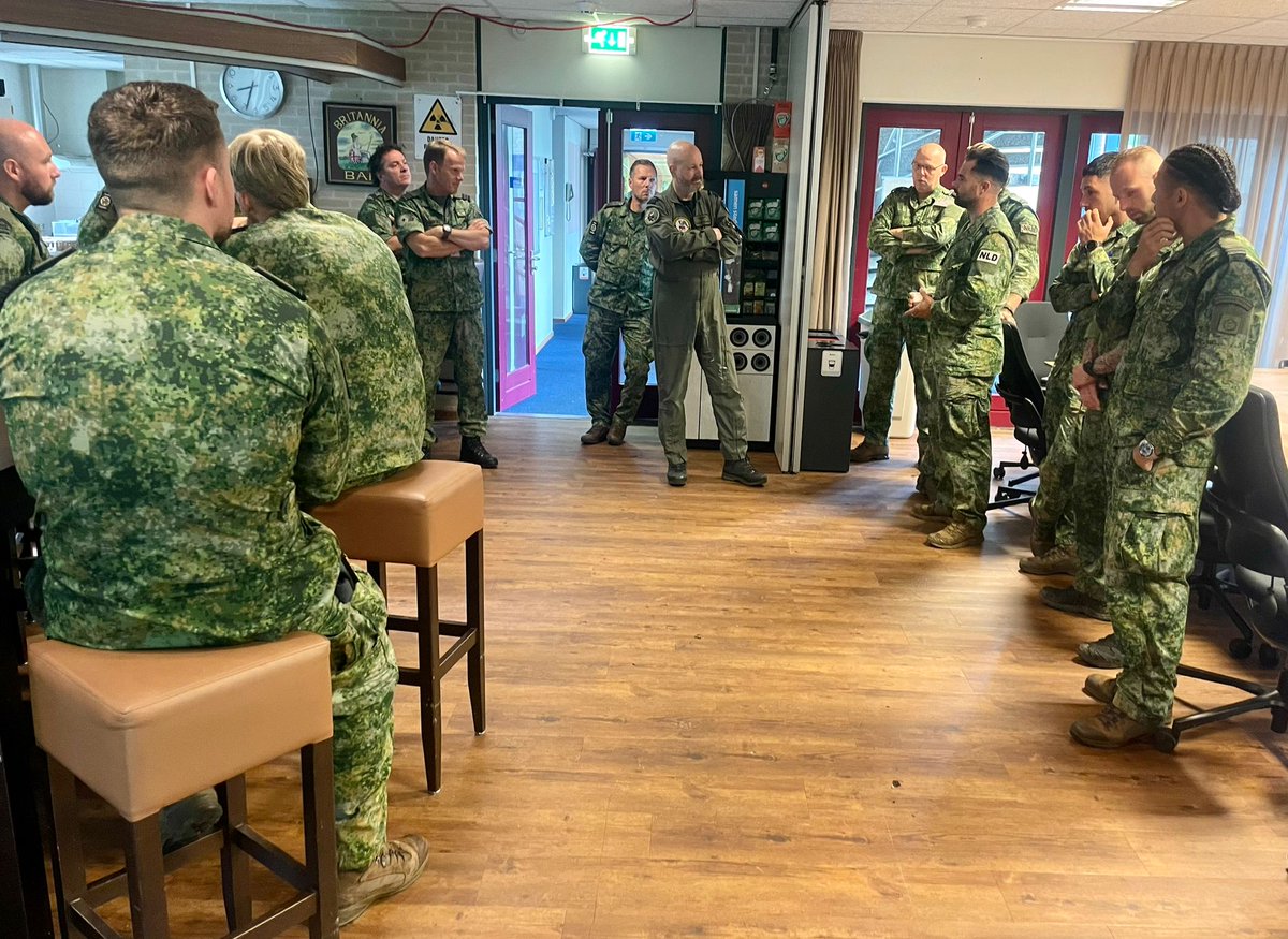 RobAdang's tweet image. Vandaag een mooi bezoek aan @VlbLeeuwarden van #ACC. Veel enthousiasme, openheid en professionaliteit. En state-of-the-art materieel waarmee ze 24/7 klaar staan om onze vrijheid en veiligheid te beschermen, ongeacht de dreiging. Top team!  
@Kon_Luchtmacht @Defensie