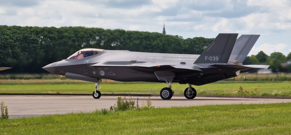 RobAdang's tweet image. Vandaag een mooi bezoek aan @VlbLeeuwarden van #ACC. Veel enthousiasme, openheid en professionaliteit. En state-of-the-art materieel waarmee ze 24/7 klaar staan om onze vrijheid en veiligheid te beschermen, ongeacht de dreiging. Top team!  
@Kon_Luchtmacht @Defensie