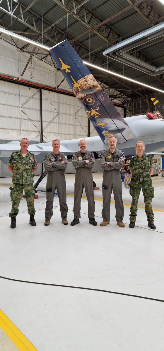 RobAdang's tweet image. Vandaag een mooi bezoek aan @VlbLeeuwarden van #ACC. Veel enthousiasme, openheid en professionaliteit. En state-of-the-art materieel waarmee ze 24/7 klaar staan om onze vrijheid en veiligheid te beschermen, ongeacht de dreiging. Top team!  
@Kon_Luchtmacht @Defensie