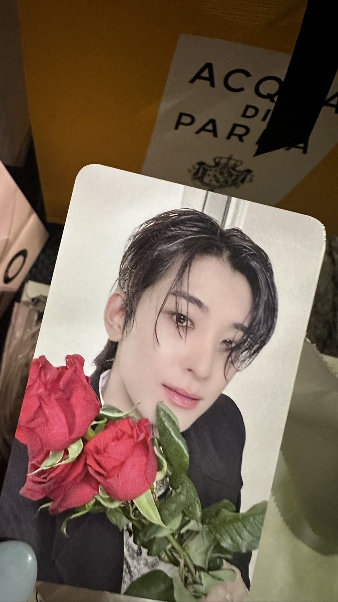 flamehanie's tweet photo. WAH THIS IS CRAZYYYYY😭 the gifts from jeonghan x wonwoo last night pre-recording are SO MANYYYY 🥹 omggg🖤

- Drinks & Snacks from Acqua di Parma Yellow Cafe (w/ jeonghan sticker)
- Acqua di Parma 
- Banila Co
- The Face Shop
- Godiva Chocolate
- Set of Meal 
- JXW’s Postcard & Broadcast Photocard