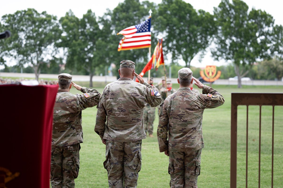 Photos from the 1st Battalion, 30th Field Artillery Change of Command Ceremony! 

📷: flic.kr/s/aHBqjBtE5H

#TeamSill #FiresStrong #BeAllYouCanBe