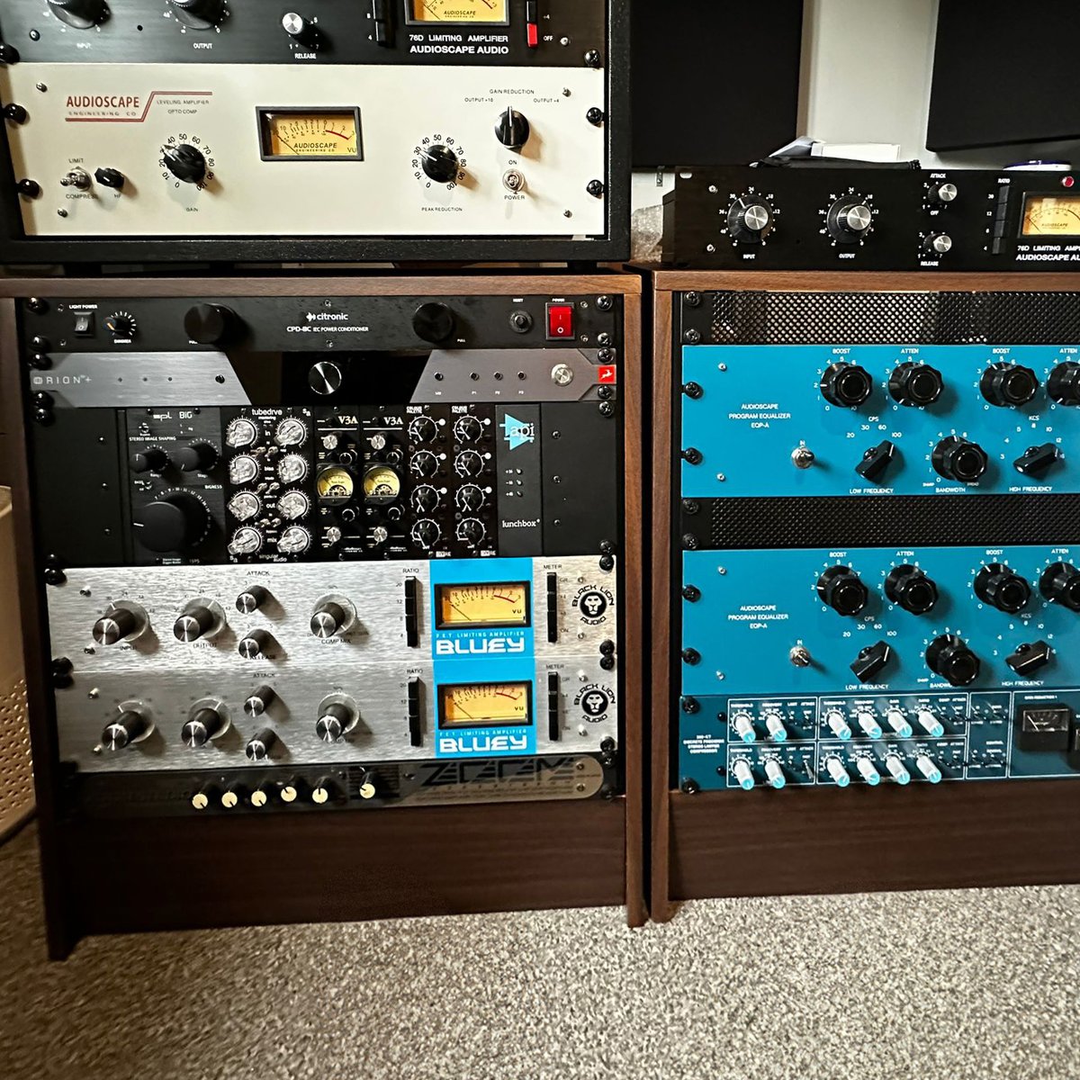 AntelopeAudio's tweet photo. Essentials. What would you add to this collection? 👀🎚️
📷️ - Oliver Shillito
.
#antelopeaudio #orion32 #recordingstudio #studiolife #gearporn #recording https://t.co/v0qpw76Dey
