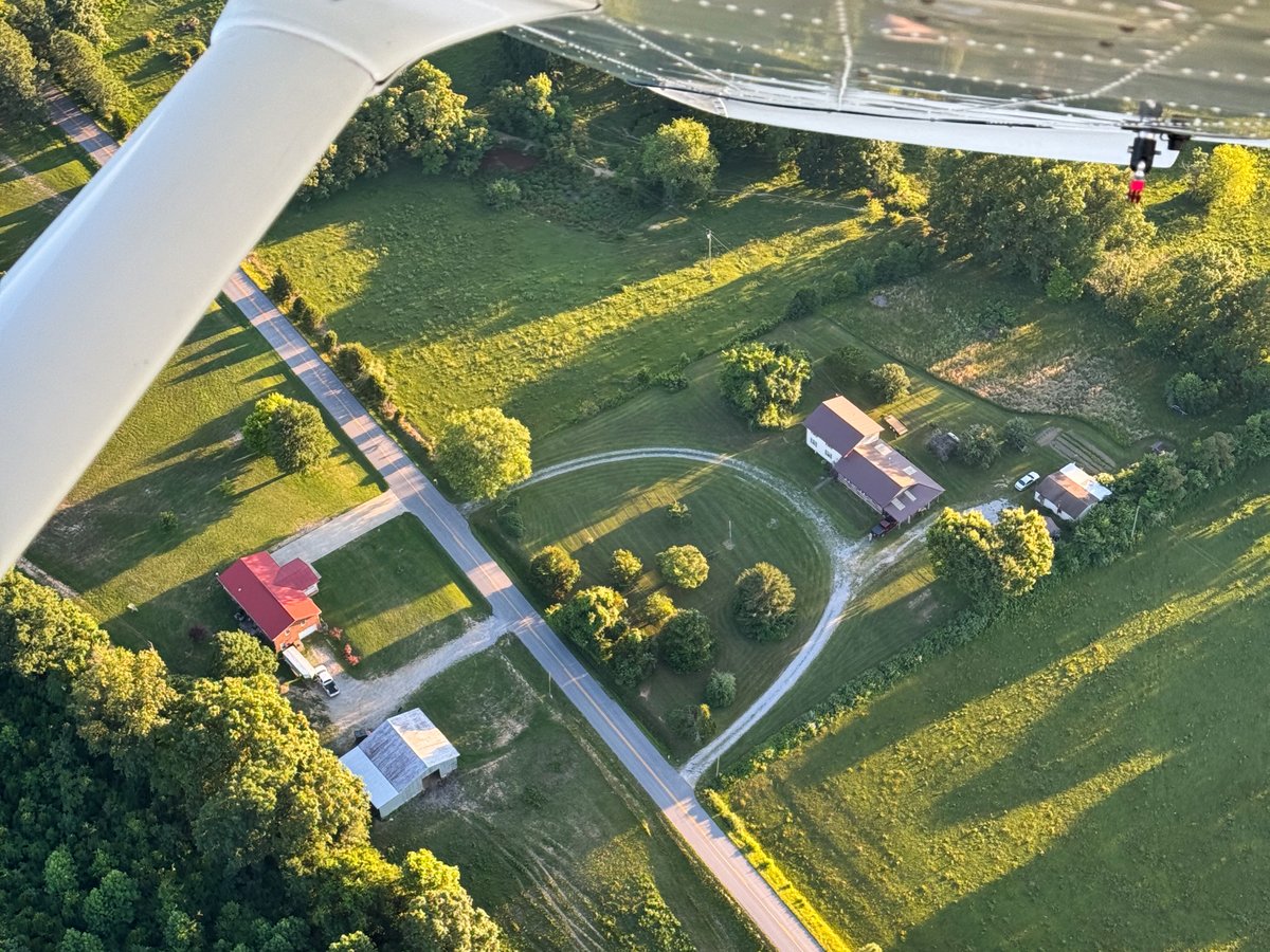 Aviation101Film's tweet photo. Over the river and th... over the woods 🎶
No cameras, no destination. Just a quick sunset date to orbit some family and rip around the pattern a few times. 🌅
@garminaviation #pilot #generalaviation #flying #sunset #garminambassador #garminaviation #aviation101 https://t.co/t3mWRSEpPW