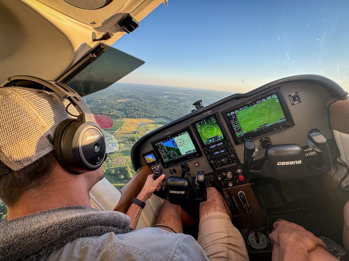 Aviation101Film's tweet photo. Over the river and th... over the woods 🎶
No cameras, no destination. Just a quick sunset date to orbit some family and rip around the pattern a few times. 🌅
@garminaviation #pilot #generalaviation #flying #sunset #garminambassador #garminaviation #aviation101 https://t.co/t3mWRSEpPW