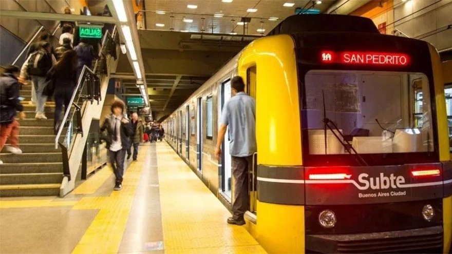 diariohoynet's tweet image. ✋🚇| #Subtes | #Paro | #CABA

Paro de subtes en las seis líneas y el premetro

La medida de fuerza se dará de manera intermitente.

diariohoy.net/politica/paro-…