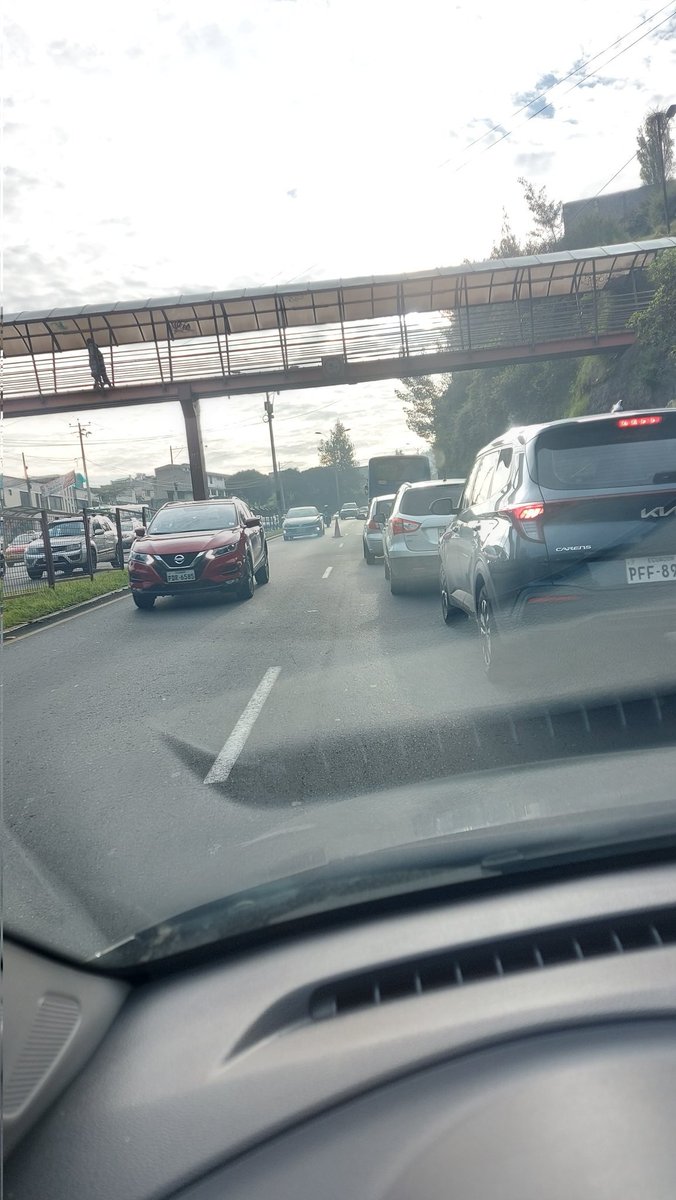 brunoleon10's tweet photo. @AMT_Quito  para permitir el flujo constante en las mañanas en el trébol dirección al valle se recomienda que ubique un agente para que obligue a los buses acoderar bien en la parada del ingreso a orquideas. Los buses frenan en media vía por dejar pasajeros y detienen el tránsito https://t.co/kDYqnQ8GJl