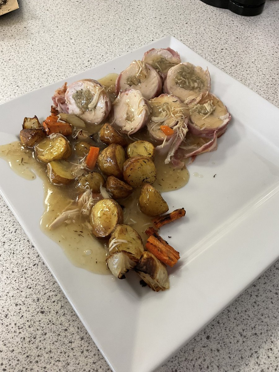 Practicing plating skills with year 10 Catering 🤩 Chicken ballotine, roasted vegetables and homemade gravy 😋 #AmazingNUSA <a href="/OfficialNUSA/">NUSA</a>