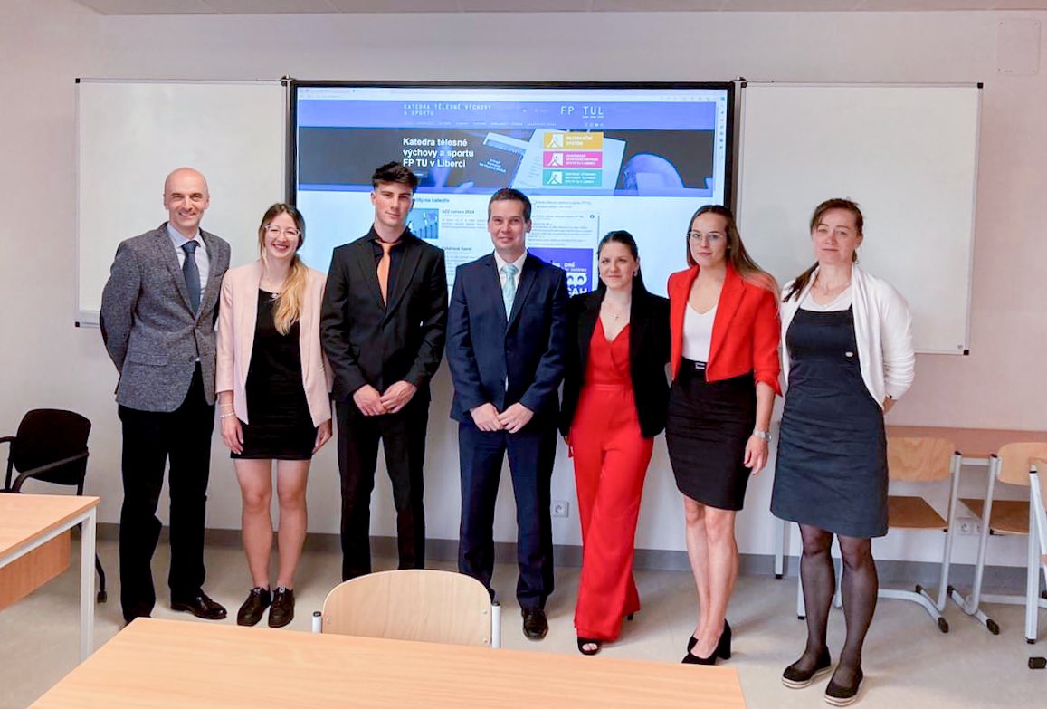 FPTUL's tweet photo. 🤩 Historicky první studentky a studenti úspěšně složili státnice z "nových" bakalářských studijních programů Bioinženýrství a Sport se zaměřením na zdravý životní styl.

Všem čerstvým absolventkám a absolventům srdečně gratulujeme! 👏 
Jsme rádi, že jsme vaší alma mater. 💙 https://t.co/z02F4uzx7X