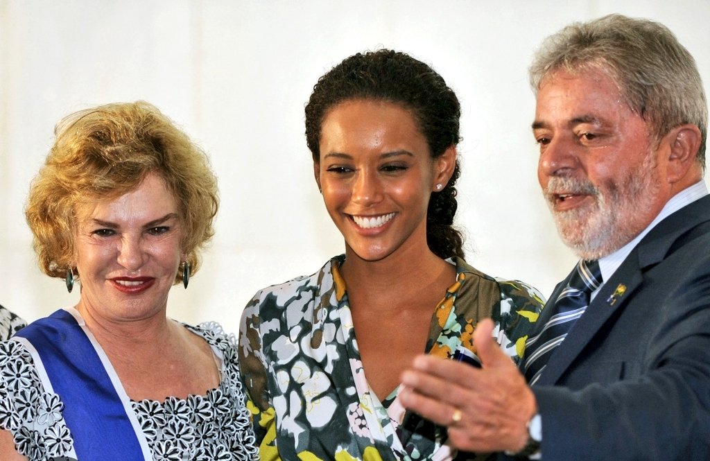 FreeBrazil4Ever's tweet photo. 🚨Boicote sem dó!!
Resgatei esse vídeo onde Taís Araújo fala que votaria Lula para derrotar o ódio!🤡🥴
Ela que smp fez o L e detonou Bolsonaro por 4 anos faz parte do elenco do filme "O Auto da Compadecida 2" 
JÁ SABEM O QUE FAZER!
#BoicoteTaisAraujo
#BoicoteArtistasEsquerdistas https://t.co/veSiG6sLhX