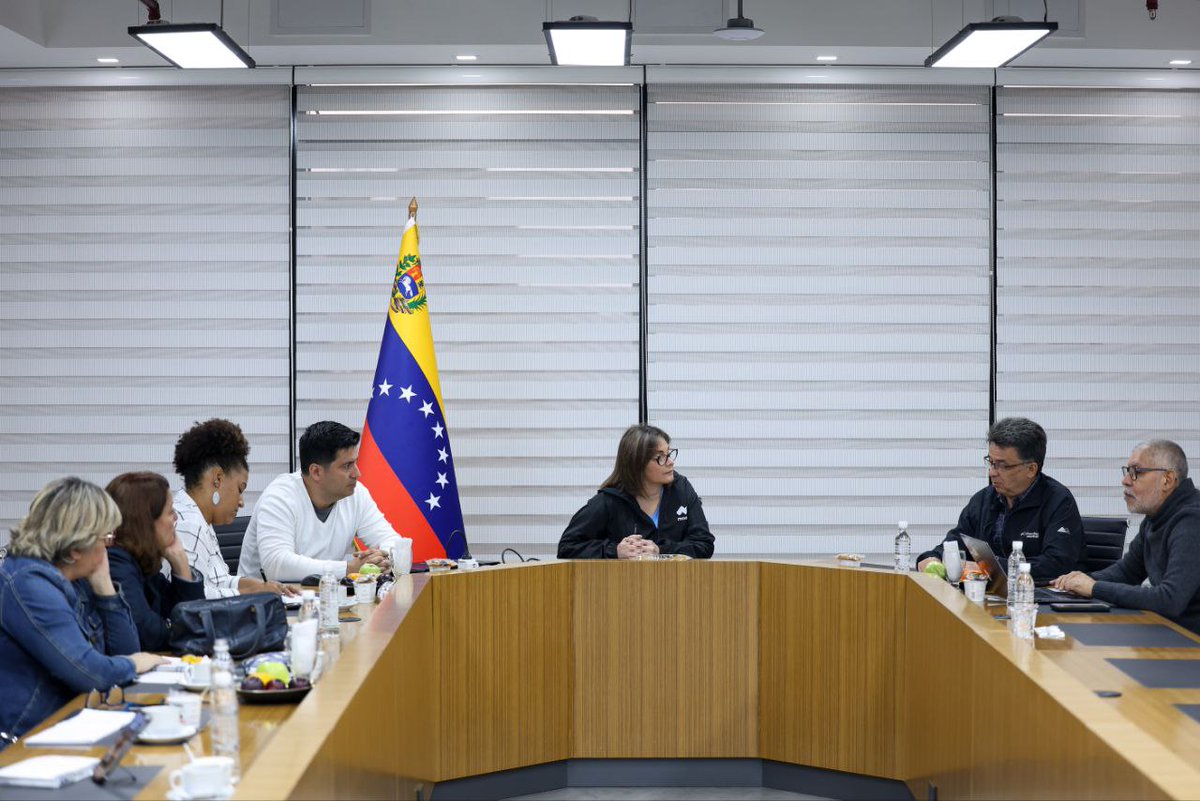 Mincyt_VE's tweet photo. #19Jun | En atención a las orientaciones del presidente Nicolás Maduro, la ministra Gabriela Jiménez Ramírez y el gobernador de Amazonas, Miguel Rodríguez, evaluaron creación del Centro de Investigaciones Científicas para la Medicina Tradicional y Ancestral en la entidad.

(1/2) https://t.co/HhQOJoU8zg