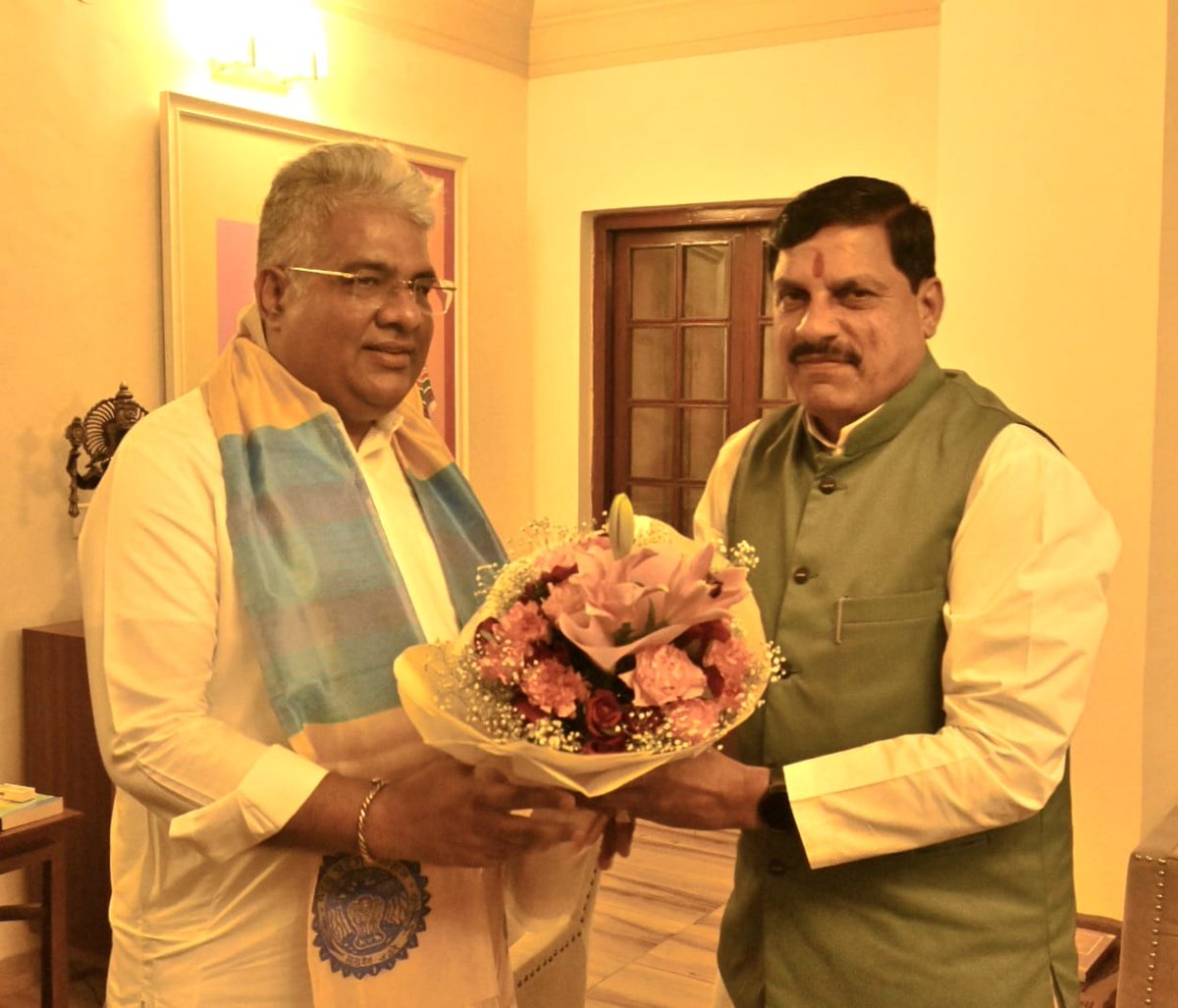 CMMadhyaPradesh's tweet photo. मुख्यमंत्री डॉ. मोहन यादव ने आज दिल्ली में केंद्रीय पर्यावरण, वन एवं जलवायु परिवर्तन मंत्री श्री भूपेंद्र यादव से उनके आवास पर सौजन्य भेंट की।
@byadavbjp @DrMohanYadav51 #CMMadhyaPradesh https://t.co/mJ3n9MPE2W