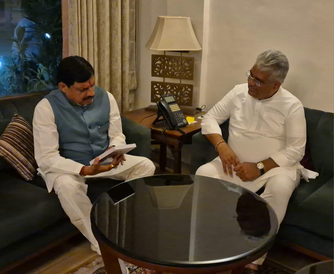 CMMadhyaPradesh's tweet photo. मुख्यमंत्री डॉ. मोहन यादव ने आज दिल्ली में केंद्रीय पर्यावरण, वन एवं जलवायु परिवर्तन मंत्री श्री भूपेंद्र यादव से उनके आवास पर सौजन्य भेंट की।
@byadavbjp @DrMohanYadav51 #CMMadhyaPradesh https://t.co/mJ3n9MPE2W