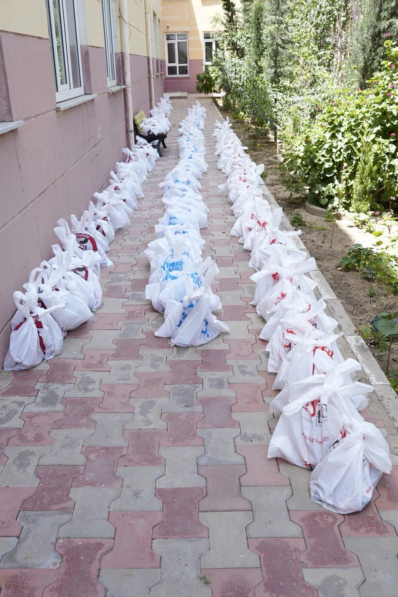 Fleischverteilung - Im Jemen leiden Millionen Menschen an Hunger aufgrund von Krieg und Wirtschaftskrise. Time To Help 🇨🇭 bringt Ihre Spende direkt zu den Bedürftigen vor Ort 

Möchten auch Sie spenden? Informationen zu unseren Projekten finden Sie auf timetohelp.ch