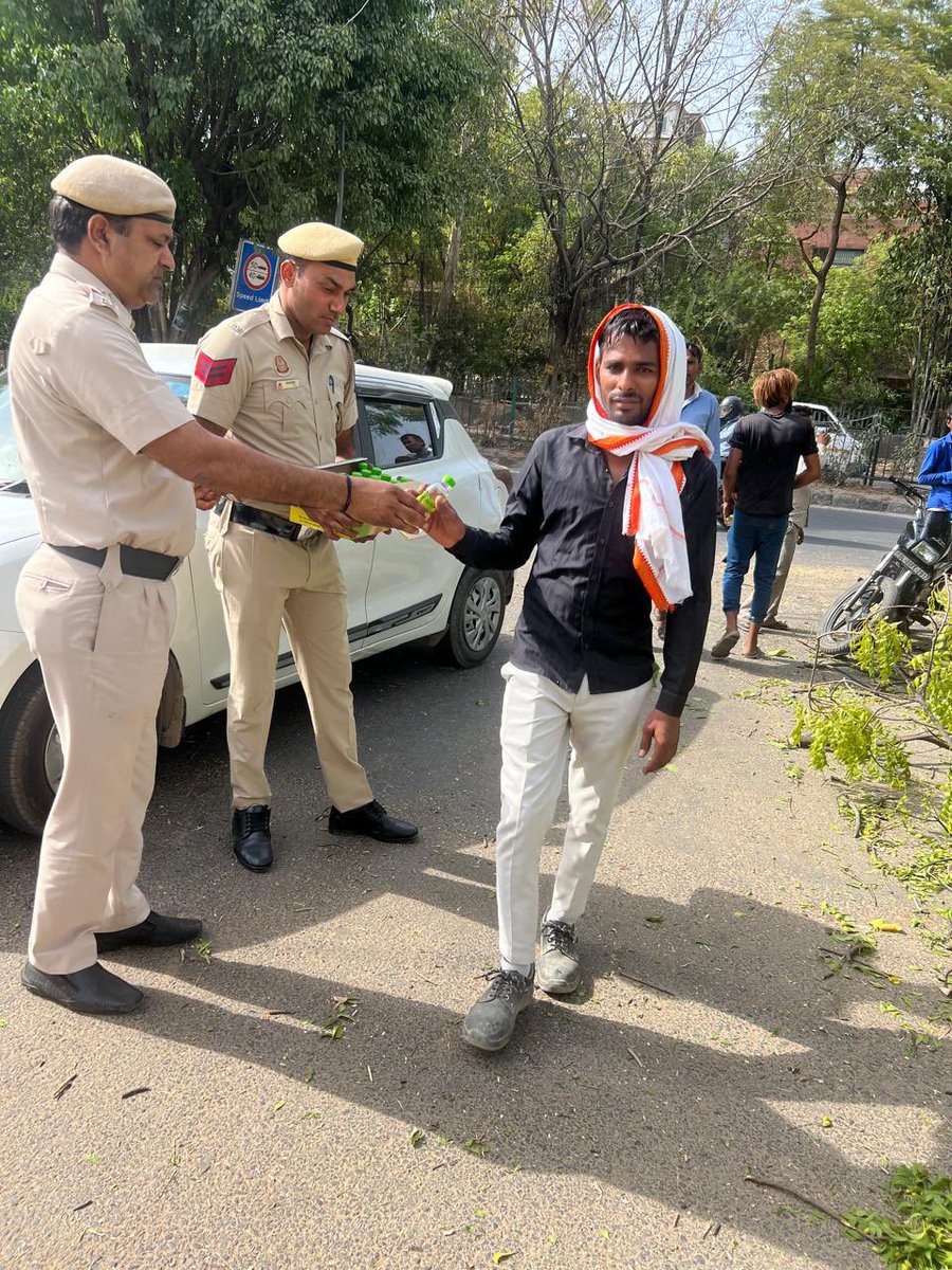warwasfarms's tweet photo. Beating the heat.
Neb Sarai Police Station led by SHO today distributed cold drinks and buttermilk to …….   
A noble task undertaken and well executed. Truly #Dilkipolice  @DelhiPolice @CPDelhi @DCPSouthDelhi https://t.co/TjDKQByVK4