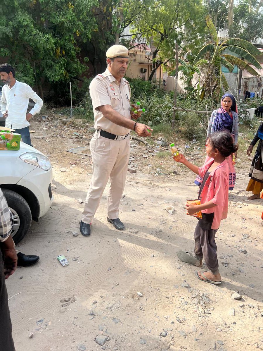 warwasfarms's tweet photo. Beating the heat.
Neb Sarai Police Station led by SHO today distributed cold drinks and buttermilk to …….   
A noble task undertaken and well executed. Truly #Dilkipolice  @DelhiPolice @CPDelhi @DCPSouthDelhi https://t.co/TjDKQByVK4