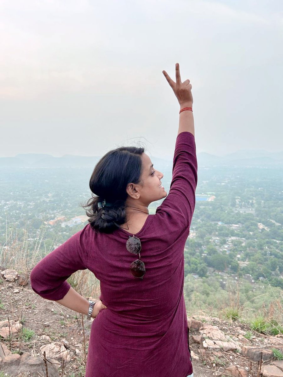 Sangita06797665's tweet photo. न कि��ी के लिए त्याग न समर्पण होगा,
मेरे सामने मेरा मन ही मेरा दर्पण होगा,
खुद की नजरों से मैं अपने आप को निहारूंगी,
खूबी पर इतराउंगी, कमियाँ संवारूंगी,
कल्पनाओं की एक झूठी दुनियाँ बुनुंगी
जिस दिन मैं खुद से मिलूँगी...🧿❤️
@Rourkela
#HillTopView https://t.co/mUZB791qm4