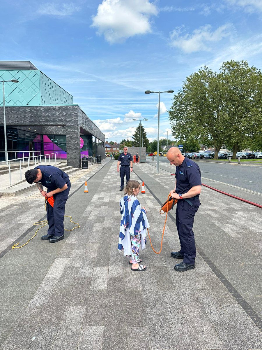 As part of drowning prevention week crews visited Brio leisure centre to talk with the young swimmers 🏊 about safety near to water. We showcased the water safety equipment on the appliance and let the kids see what it’s like to use a throw line. orlo.uk/8Eq2c