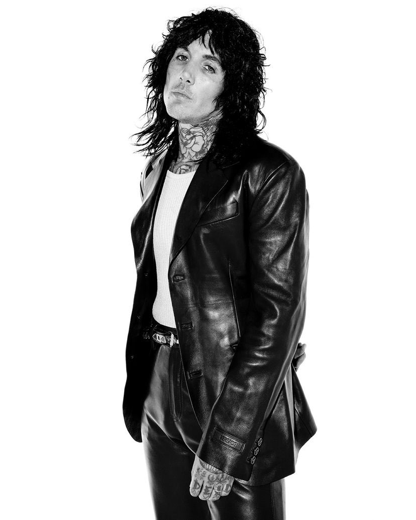 ANTIVISTSLAYER's tweet photo. he looks so cool here https://t.co/g2kfBscU6Q