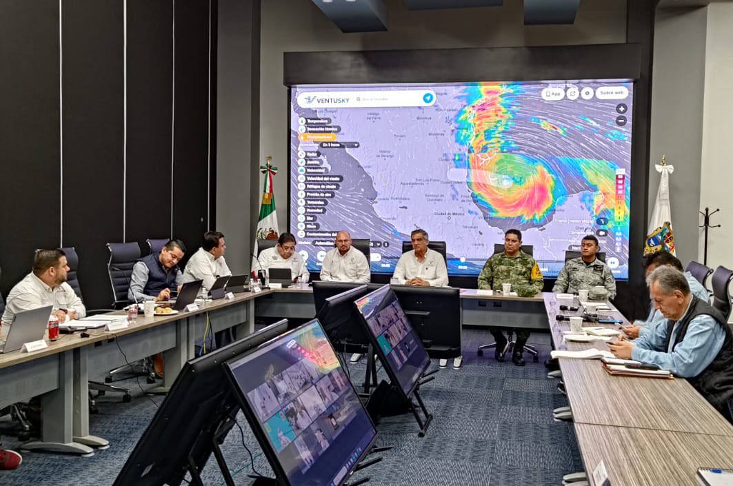 Dr_AVillarreal's tweet photo. Les informo que, de acuerdo con el último reporte de Protección Civil de las 10:30 am de hoy, la #TormentaTropical “Alberto” impactará la zona conurbada de Tampico, Madero y Altamira con abundantes lluvias en las próximas horas.
Durante la Mesa de Construcción para la Paz, que sostuve con autoridades de la Sedena, @GN_MEXICO_, Estatal, @PCTamaulipas y en conferencia virtual con los alcaldes de nuestras costas, dimos seguimiento a la llegada de este fenómeno meteorológico que próximamente tocará tierras tamaulipecas.
Seguimos coordinando los trabajos de prevención y protección para nuestros habitantes que viven en #ZonasDeRiesgo.