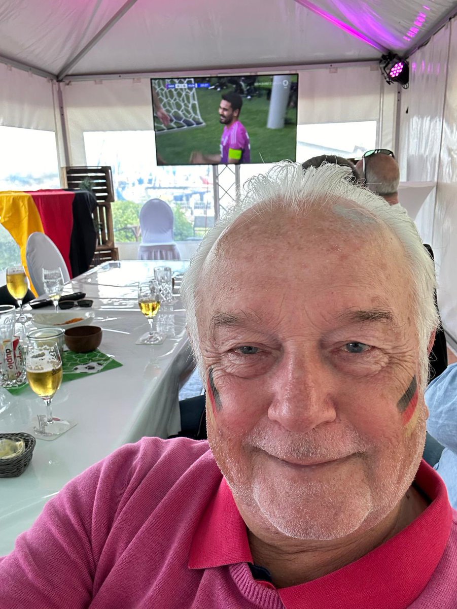 Der VIP-Bereich fest in sozialdemokratischer Hand. Ich geh es bodenständiger an, Kollege Lauterbach 😉. WK