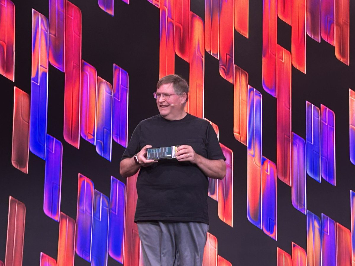 ⁦<a href="/PureStorage/">Pure Storage</a>⁩ founder Coz holding a 150TB PureFlash module to a huge round of applause. Massive step forward in density, power and cost  savings. Next year? Same size, double the capacity. Incredible. #PureAccelerate