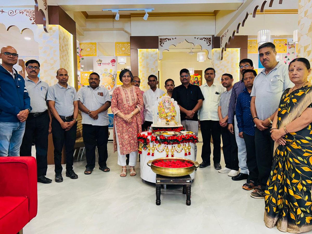 AISSMS_CHMCT's tweet photo. Moments of camaraderie and connection during a special bonding session over lunch with the non-teaching staff of AISSMS before the start of the new semester.
#AISSMS #CHMCT #HOTELMANAGEMENT #PUNE https://t.co/qUD0wEo30e