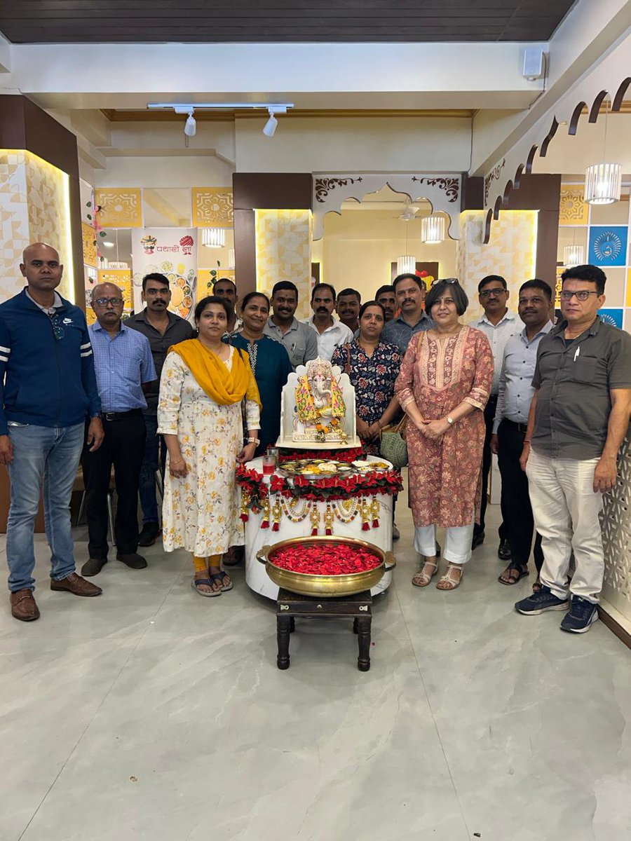 AISSMS_CHMCT's tweet photo. Moments of camaraderie and connection during a special bonding session over lunch with the non-teaching staff of AISSMS before the start of the new semester.
#AISSMS #CHMCT #HOTELMANAGEMENT #PUNE https://t.co/qUD0wEo30e
