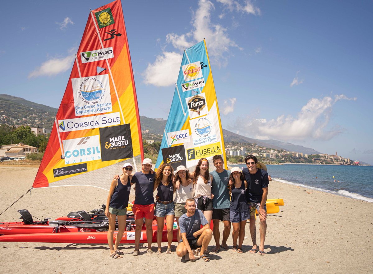 [Top départ !⛵️]
Dimanche 16 juin, nos 8 moussaillons ont pris le large pour la 9ème édition de la mission CorSeaCare ! 

La première étape pour nos 2 trimarans : de la Plage de l’Arinella jusqu’à Bastia !