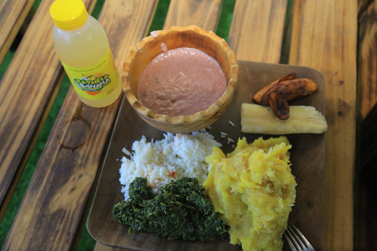 Nze_Zingo_Zal's tweet image. When lunch came in the best local way 😉😉 😄.That is the vibe you get while at @kaynelafarmsltd 🥰🥰🥰🥰.

This is Uganda.

#AreaCode256
#ExploreUganda
