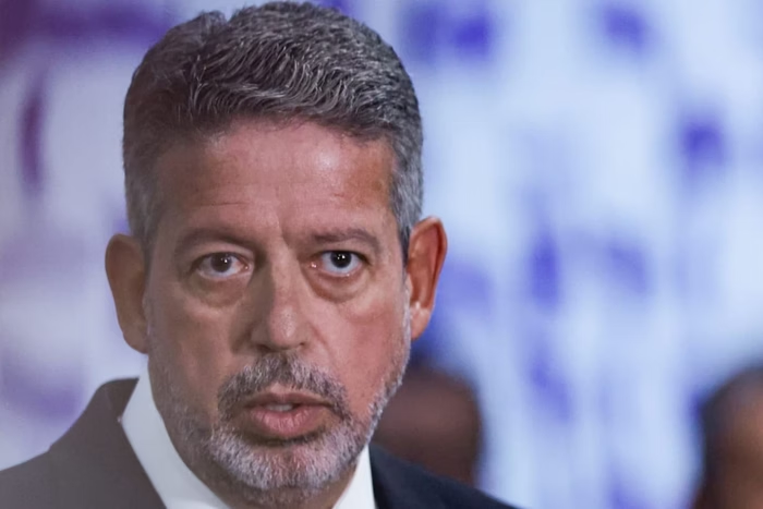 BlogdoNoblat's tweet photo. Para fazer seu sucessor Arthur Lira abraça polêmicas e pautas desprezíveis. O desgaste é evidente e seu enfraquecimento, idem. O dono do orçamento secreto vai conhecer o ostracismo ao deixar a presidência da Câmara? https://t.co/qoFVXe6ulv