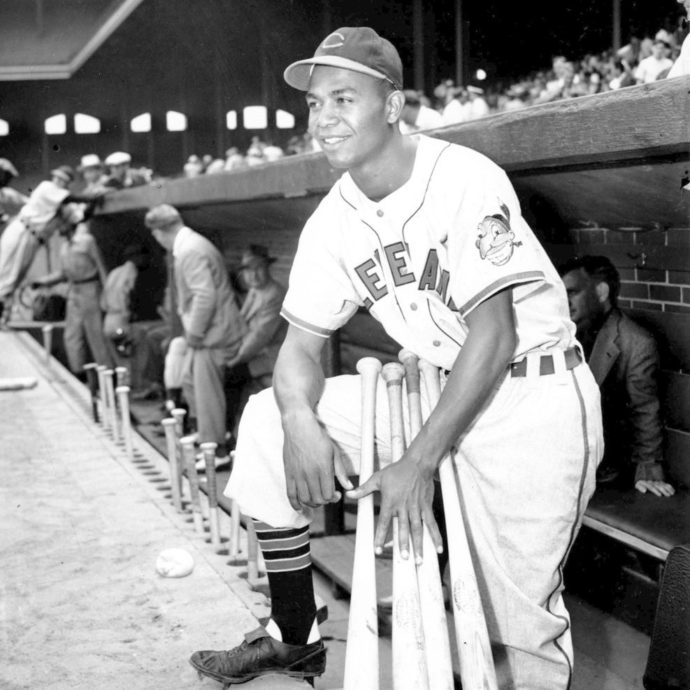 Larry Doby became the first Black player in the American League when he pinch hit for pitcher Bryan Stephens in the 7th inning of the #Indians 6-5 loss to the #WhiteSox #OTD in 1947. The former Newark Eagle would be elected to the #HallofFame in 1998. baseball-reference.com/boxes/CHA/CHA1…