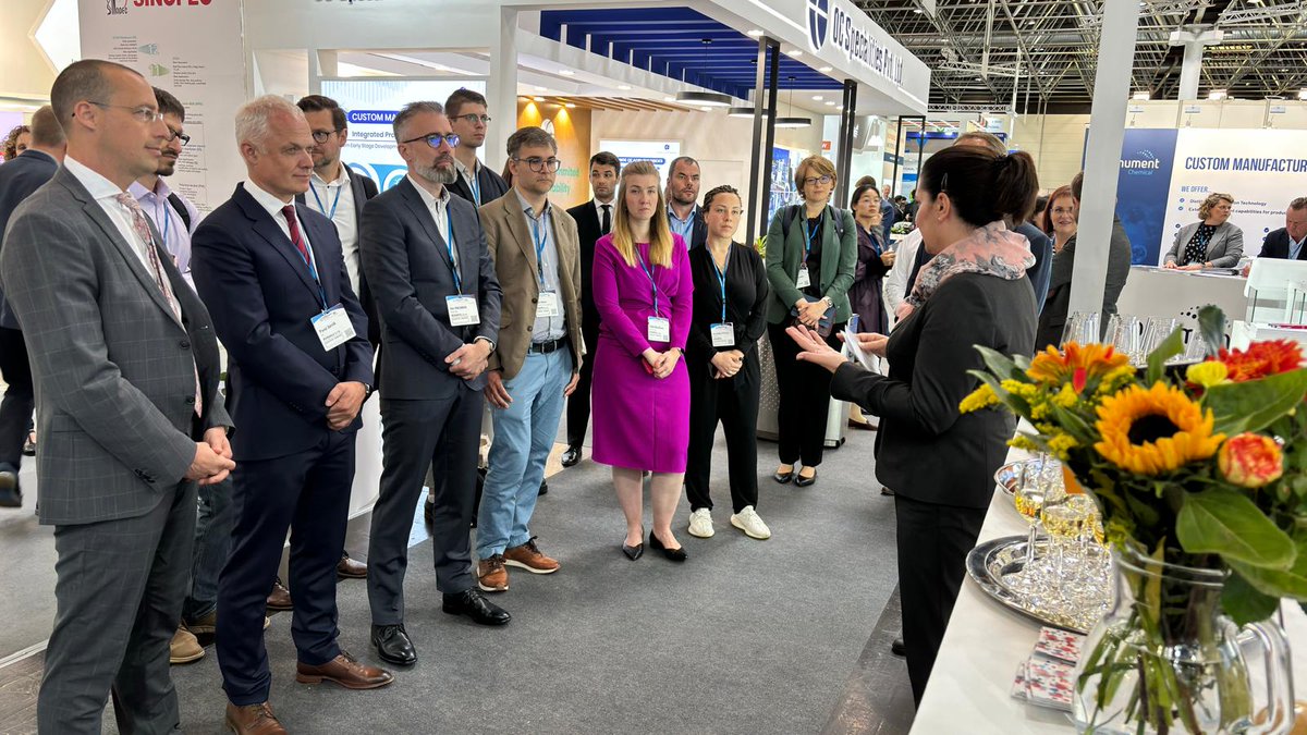 mpo_tweetuje's tweet photo. Generální konzulka Kristina Larischová slavnostně zahájila českou účast na letošním veletrhu #Chemspec. Zájem o české firmy je tradičně vysoký a v průmyslovém srdci Německa se rozhodně neztratí v silné mezinárodní konkurenci.
#CzechChemicalPower https://t.co/ww0pSWyUKq