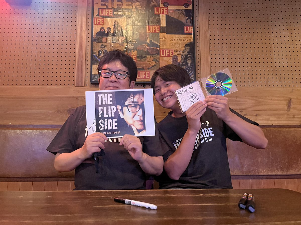 久しぶりの投稿✨
板さんと出会って今ではこんな感じに仲良く写真を撮れる仲になりました😊
この1枚はめちゃお気に入りの1枚😍

また会えるのは7月😆
待てないよ〜😅