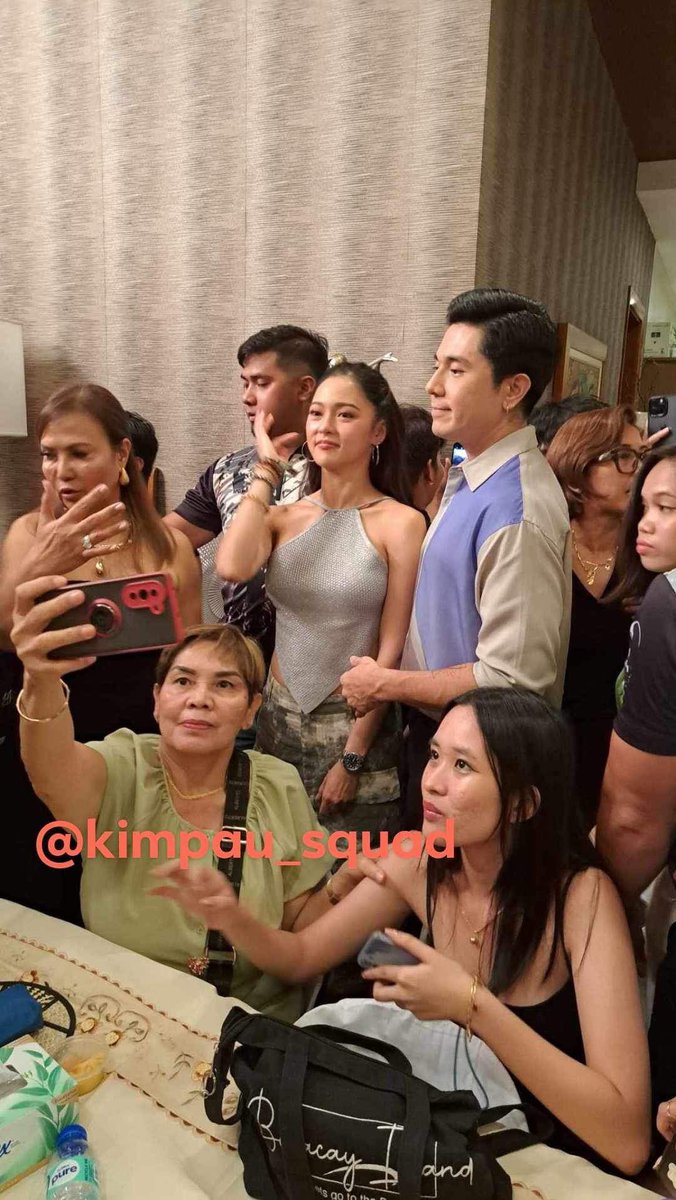 Yes Pau?Gusto mo ba hawakan ang baby mo?Kayanin mo Pau!Installment muna daw..

KIMPAU ROCKS SURIGAO

#KimPauAtArawNgSurigaodelSur
#KimPau 
Ctto @_kimpau_squad