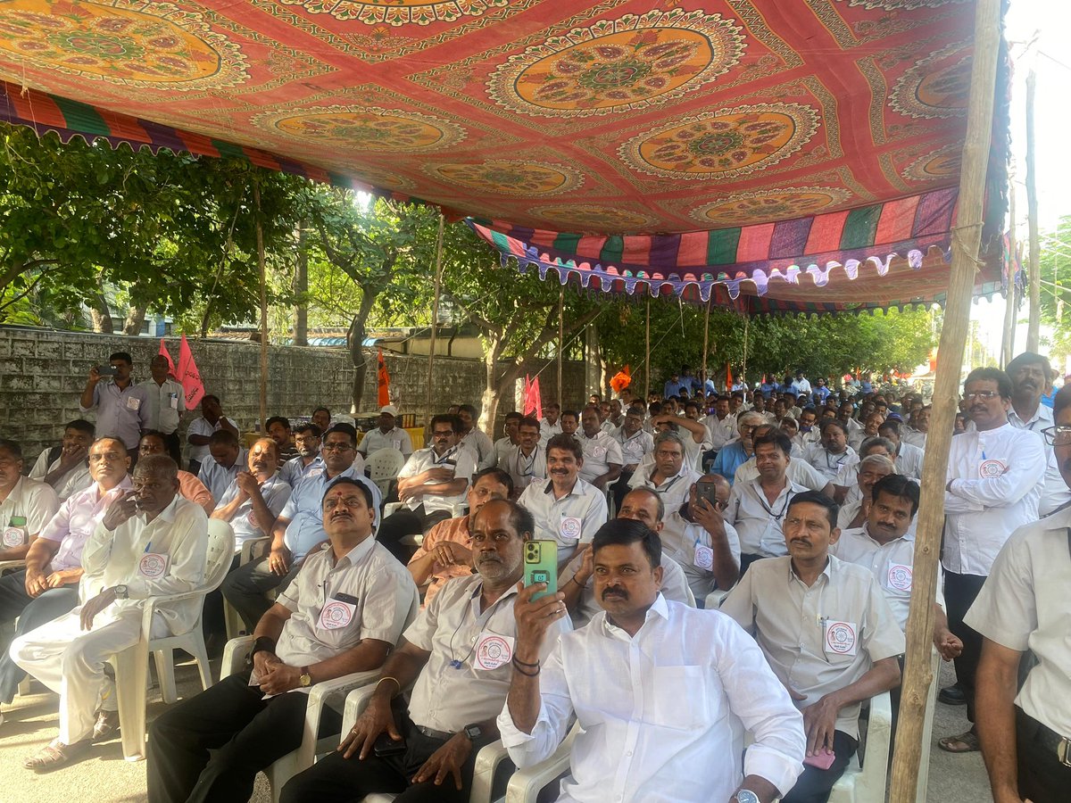 MarriRajasekar's tweet photo. మేడ్చల్ #REVL వర్కర్స్  యూనియన్ (#BRTU అనుబంధ యూనియన్) కార్మిక గుర్తింపు ఎన్నికల సందర్భంగా నేడు కార్మికులతో ఏర్పాటు చేసిన #GateMeeting లో పాల్గొన్నాను. 

ఎన్నికల్లో కార్మికుల సంక్షేమమే లక్ష్యంగా, మెరుగైన వేతన ఒప్పందం కొరకు, ఇతర సౌకర్యాలపై సంస్థతో పోరాడి మన కార్మిక హక్కులను ఏ విధంగా సాధించుకున్నమో మీ అందరు ప్రత్యక్ష సాక్షులు. 

రాబోయే రోజుల్లో కార్మికల హక్కులకు భంగం వాటిల్లకుండా అందరి సహకారం & సమన్వయం చేసుకుంటూ ముందు వెళ్ళడానికి #BRTU అనుబంధ సంస్థకి మీ కార్మికుల సంపూర్ణ మద్దతును మా యూనియన్ కు అందించి మీ అమూల్యమైన ఓటు హక్కును చక్రం గుర్తుపై ఓటు వేసి తమ ప్యానల్ ను గెలిపించాలని అభ్యర్ధించాను. 

ఈ కార్యక్రమంలో #BRTU రాష్ట్ర నాయకులు నారాయణ, కార్మిక విభాగం జిల్లా అధ్యక్షుడు ప్రభాకర్, REVL యూనియన్ Gs N.V.చారీ REVL ఇతర ముఖ్యలు మరియు తదితరులు పాల్గొన్నారు.